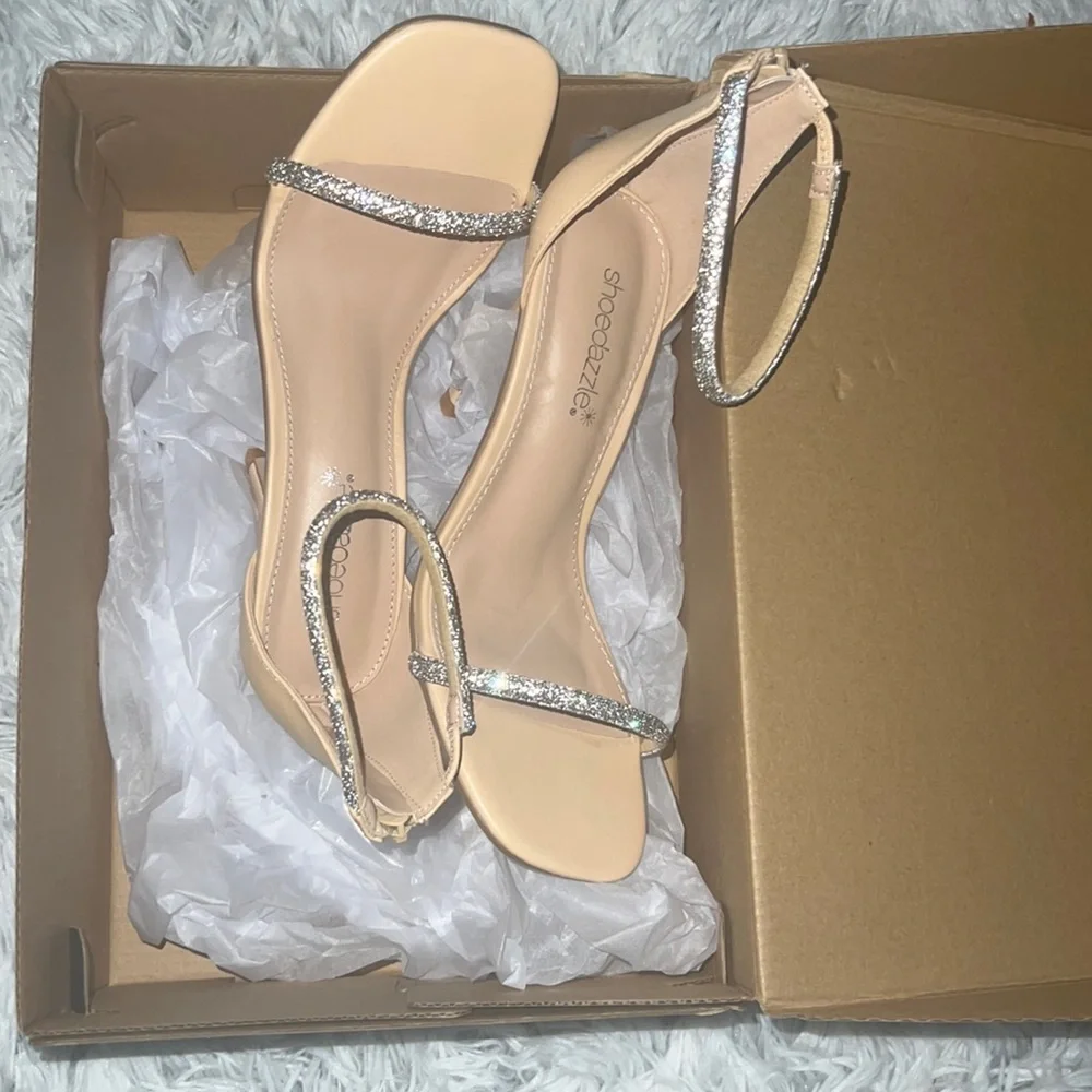 Beige high heels (new with box)
Size 5.5 US Women size - Picture 1 of 4
